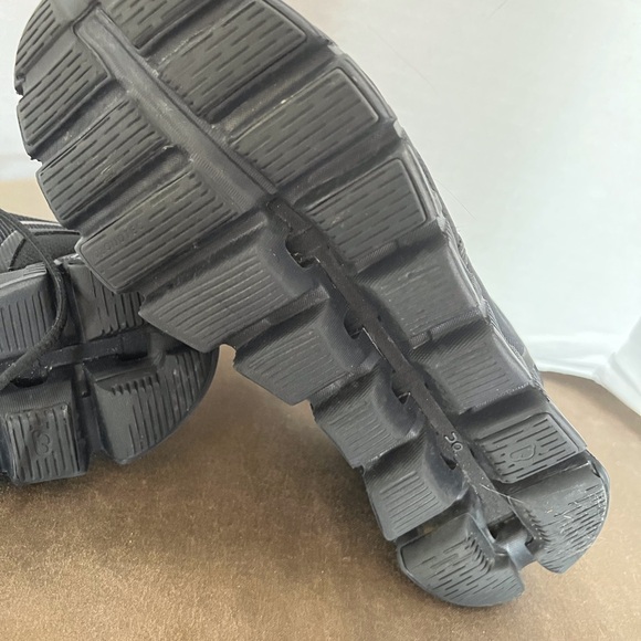 On Cloud Swiss Engineered Black running Sneakers Women’s size 6 - Picture 12 of 14